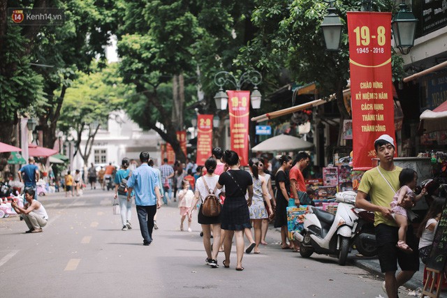 Phố đi bộ đông kín người dạo phố hưởng tiết trời thu Hà Nội - Ảnh 12. Phố đi bộ đông kín người dạo phố hưởng tiết trời thu Hà Nội - Ảnh 12.