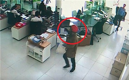 Thu hồi thêm số tiền lớn trong vụ cướp ngân hàng ở Khánh Hòa - Ảnh 4.
