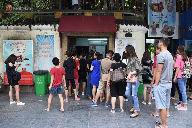 Phố đi bộ đông kín người dạo phố hưởng tiết trời thu Hà Nội - Ảnh 6. Phố đi bộ đông kín người dạo phố hưởng tiết trời thu Hà Nội - Ảnh 6.