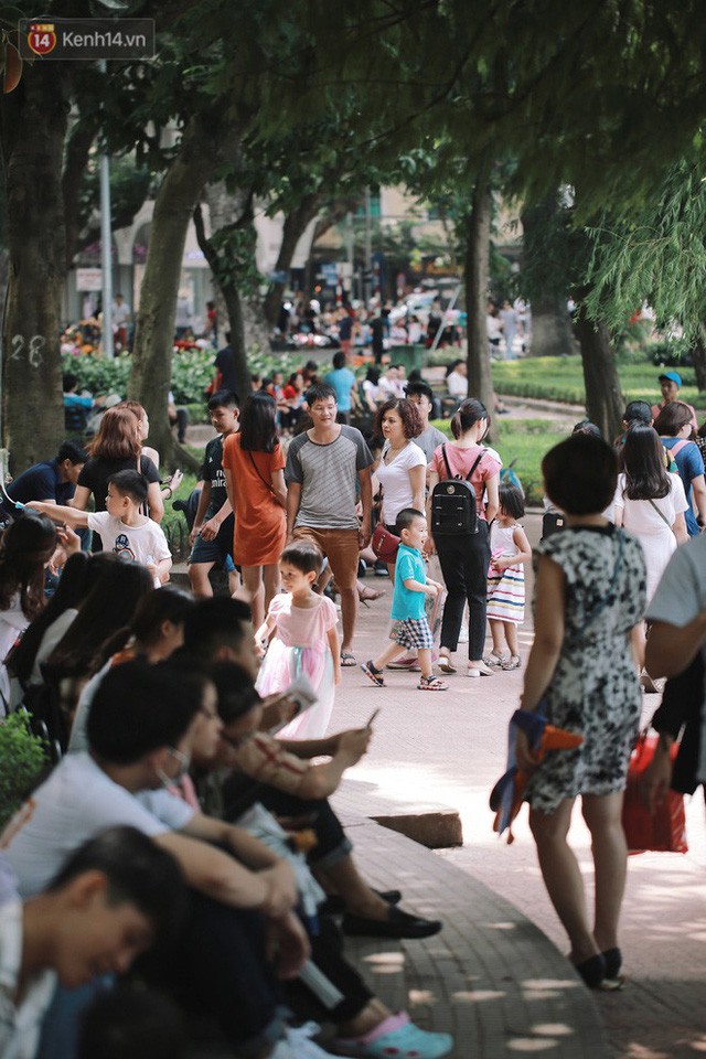 Phố đi bộ đông kín người dạo phố hưởng tiết trời thu Hà Nội - Ảnh 7. Phố đi bộ đông kín người dạo phố hưởng tiết trời thu Hà Nội - Ảnh 7.