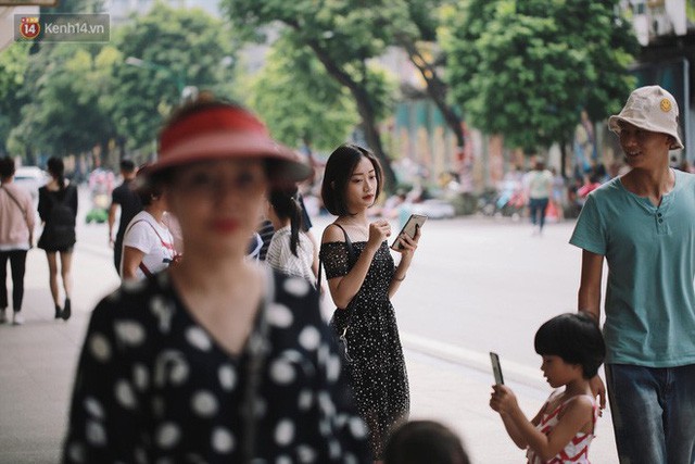 Phố đi bộ đông kín người dạo phố hưởng tiết trời thu Hà Nội - Ảnh 8. Phố đi bộ đông kín người dạo phố hưởng tiết trời thu Hà Nội - Ảnh 8.