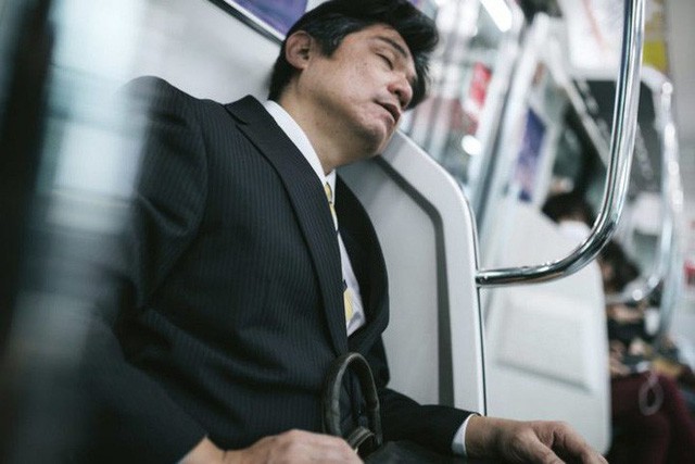  Inemuri: Nghệ thuật ngủ nơi công cộng đã trở thành thương hiệu của người Nhật Bản  - Ảnh 6.