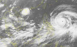  Siêu bão Mangkhut giật cấp 17 đang hướng vào biển Đông - Ảnh 1.
