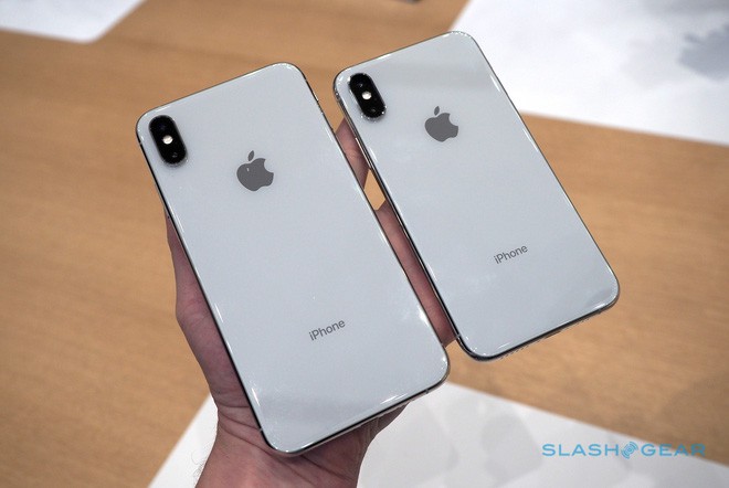 Bạn muốn xem những hình ảnh chi tiết của iPhone Xs và Xs Max? Hãy xem hình ảnh này để chiêm ngưỡng những đường nét mềm mại, cùng những tính năng đẳng cấp của sản phẩm này. Chắc chắn bạn sẽ không thể rời mắt khi xem chúng!