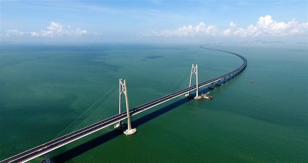  Chuyên gia lo ngại bão Mangkhut làm sập cây cầu dài nhất thế giới - Ảnh 1.