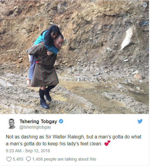 Cựu Thủ tướng Bhutan đăng ảnh cõng vợ qua đoạn đường lầy khiến cộng đồng mạng thốt lên kinh ngạc - Ảnh 1.