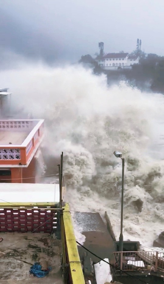 Bão Mangkhut xô nghiêng nhà cửa, người già ở Hồng Kông quyết không sơ tán - Ảnh 1.