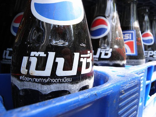 “Nuốt hụt” đối tác, Pepsi trở thành nạn nhân của đòn trả thù kinh hoàng: Bị xóa sổ khỏi toàn cõi Thái Lan, mất trắng thị phần về tay Coca-Cola và Serm Suk - Ảnh 4.