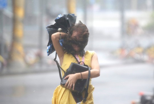 Bão Mangkhut xô nghiêng nhà cửa, người già ở Hồng Kông quyết không sơ tán - Ảnh 8.