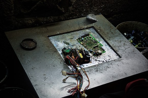 Giữa những núi rác thải điện tử khổng lồ, có bàn tay cặm cụi nhặt từng miếng kim loại để mưu sinh - Ảnh 5.