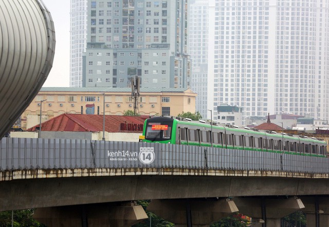  Ảnh: 4 đoàn tàu đường sắt trên cao bất ngờ di chuyển trong mưa trước ngày chạy thử  - Ảnh 11.