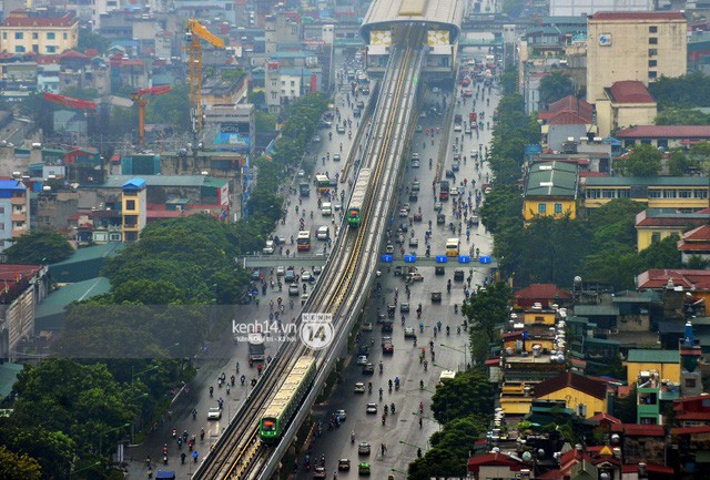  Ảnh: 4 đoàn tàu đường sắt trên cao bất ngờ di chuyển trong mưa trước ngày chạy thử  - Ảnh 4.
