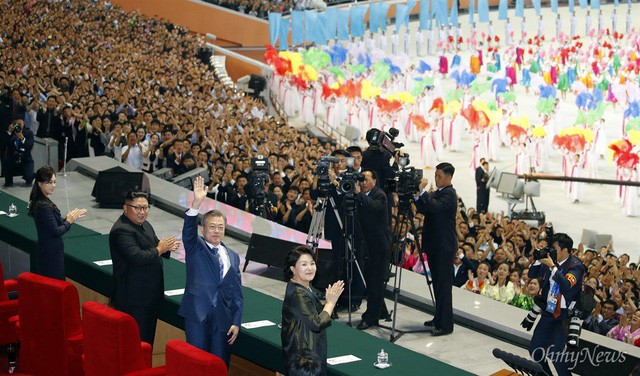 Chùm ảnh lịch sử: Khi Tổng thống Hàn Quốc phát biểu trước hàng trăm nghìn người dân Triều Tiên - Ảnh 1.