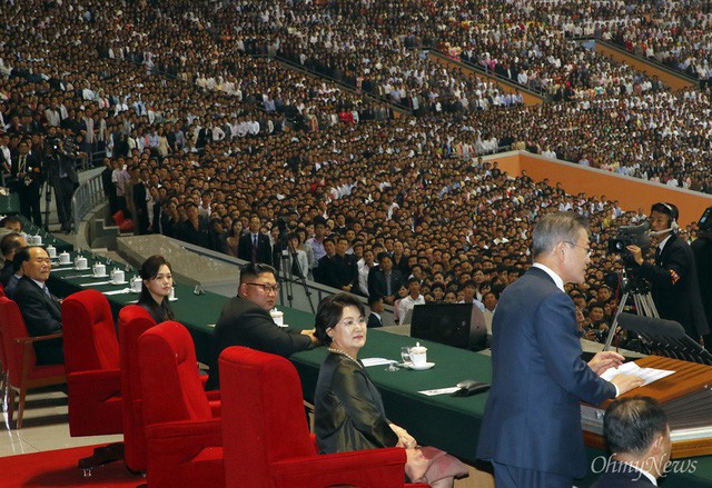 Chùm ảnh lịch sử: Khi Tổng thống Hàn Quốc phát biểu trước hàng trăm nghìn người dân Triều Tiên - Ảnh 2.