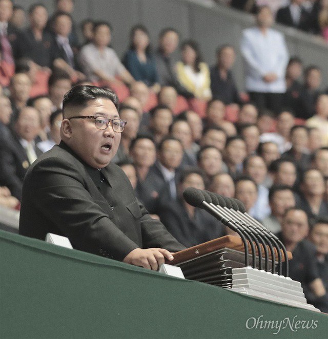 Chùm ảnh lịch sử: Khi Tổng thống Hàn Quốc phát biểu trước hàng trăm nghìn người dân Triều Tiên - Ảnh 3.