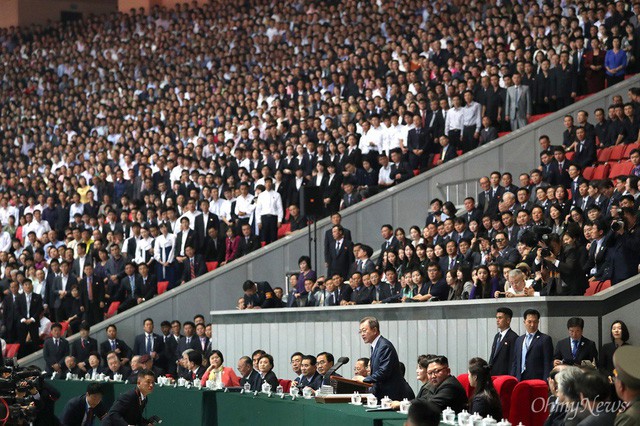 Chùm ảnh lịch sử: Khi Tổng thống Hàn Quốc phát biểu trước hàng trăm nghìn người dân Triều Tiên - Ảnh 4.