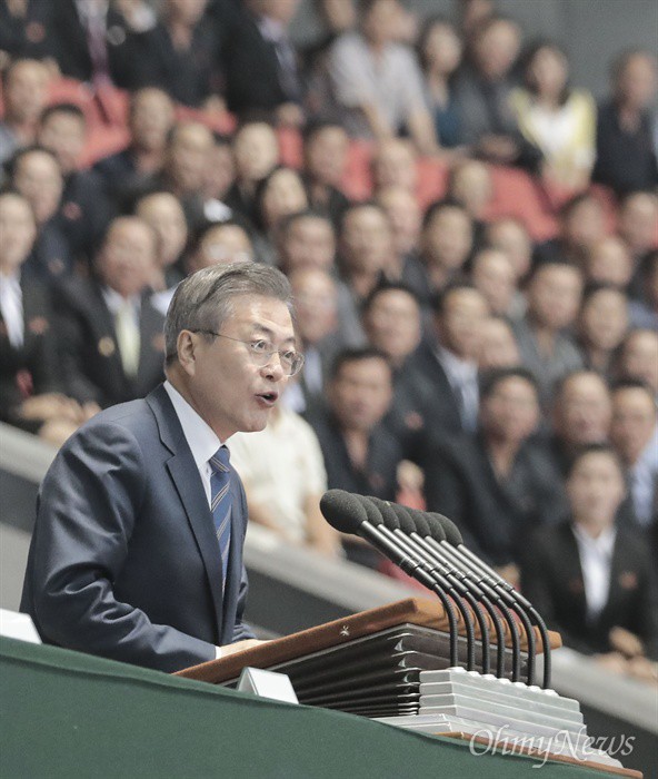 Chùm ảnh lịch sử: Khi Tổng thống Hàn Quốc phát biểu trước hàng trăm nghìn người dân Triều Tiên - Ảnh 6.
