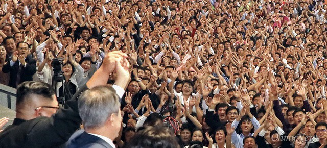 Chùm ảnh lịch sử: Khi Tổng thống Hàn Quốc phát biểu trước hàng trăm nghìn người dân Triều Tiên - Ảnh 8.