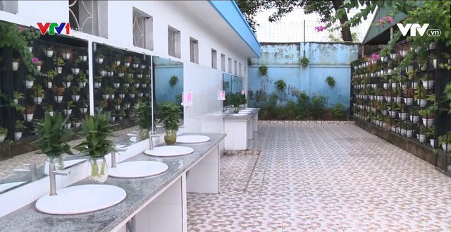 Nhà vệ sinh xịn như khách sạn 5 sao của học sinh Quảng Ninh: Bên ngoài là dàn hoa ngát hương, bước vào trong nhạc du dương tự động bật - Ảnh 4.