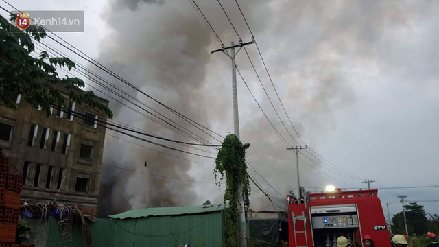  Cháy lớn ở quận 12, cột khói đen kịt bốc cao suốt một giờ đồng hồ khiến người dân hoảng hốt  - Ảnh 3.