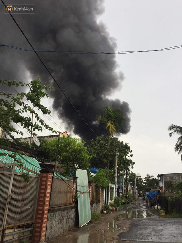  Cháy lớn ở quận 12, cột khói đen kịt bốc cao suốt một giờ đồng hồ khiến người dân hoảng hốt  - Ảnh 4.