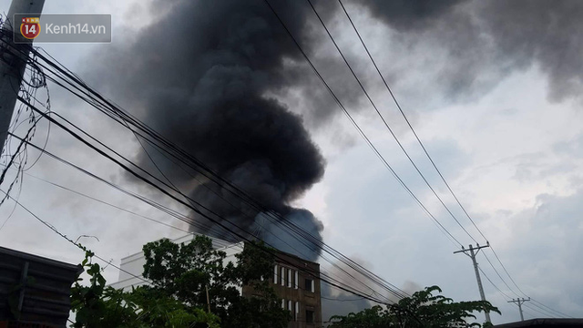 Cháy lớn ở quận 12, cột khói đen kịt bốc cao suốt một giờ đồng hồ khiến người dân hoảng hốt  - Ảnh 10.