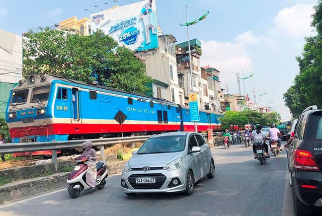 Tàu hỏa va chạm xe máy khiến nhiều phố Hà Nội tắc kéo dài - Ảnh 2.