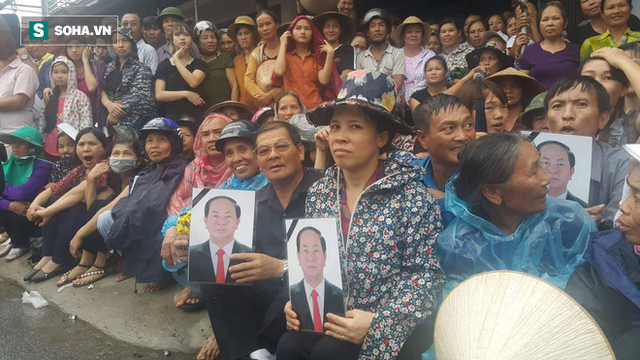  Người dân Ninh Bình ôm di ảnh đón thi hài cố Chủ tịch nước Trần Đại Quang  - Ảnh 6.