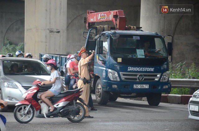  Kết thúc 3 ngày nghỉ lễ, người dân lỉnh kỉnh đồ đạc ùn ùn kéo về thành phố  - Ảnh 2.