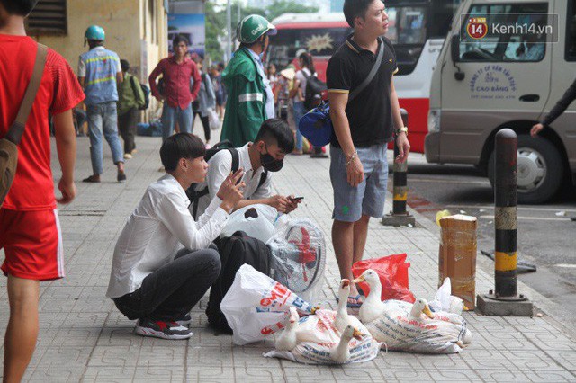  Kết thúc 3 ngày nghỉ lễ, người dân lỉnh kỉnh đồ đạc ùn ùn kéo về thành phố  - Ảnh 12.