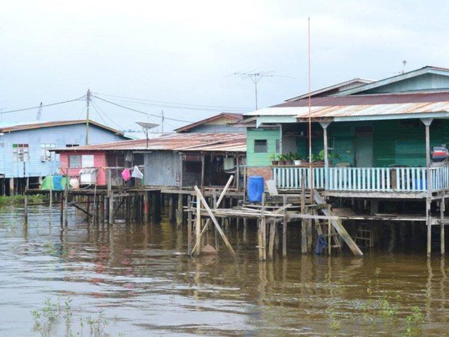  Có gì bên trong thủ đô giàu có của Brunei, nơi gần một nửa dân số sống trong một ngôi làng nổi? - Ảnh 9.