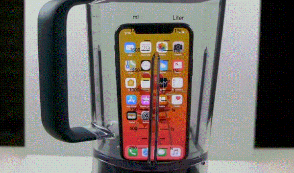 Thử nghiệm làm món “nước ép” iPhone X với máy xay sinh tố: Hồn xác chia lìa - Ảnh 1.
