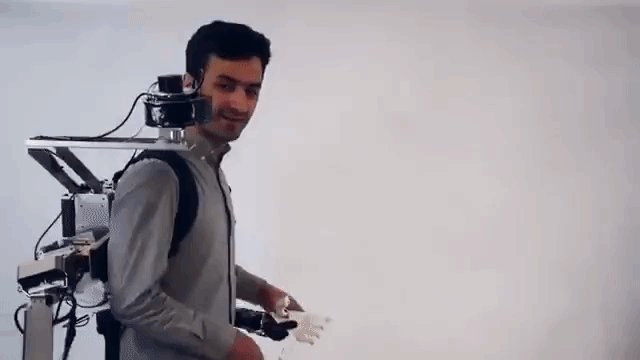 Robot telepresence này chính là hai cánh tay điều khiển từ xa bằng công nghệ thực tế ảo - Ảnh 1.