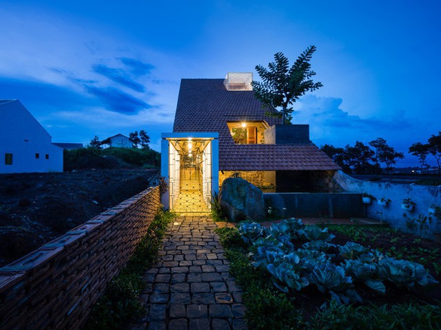 Ngôi nhà ở Lâm Đồng gây sốt với thiết kế đẹp như “hang động trên mặt đất”  - Ảnh 1.