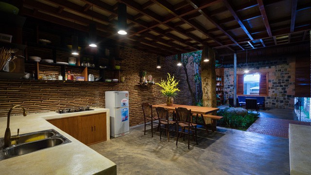 Ngôi nhà ở Lâm Đồng gây sốt với thiết kế đẹp như “hang động trên mặt đất”  - Ảnh 2.