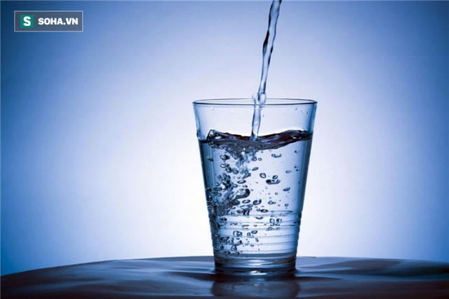  Uống nước sôi để nguội, đun đi đun lại gây ung thư? Đây là câu trả lời bạn cần biết sớm  - Ảnh 1.