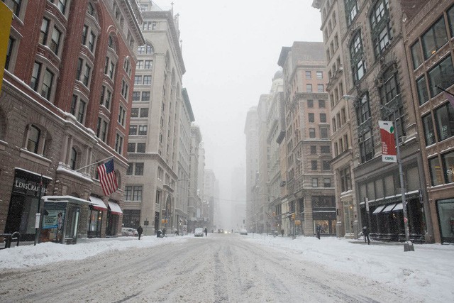 New York như hành tinh khác trong trận bão tuyết khiến nước Mỹ lạnh hơn sao Hỏa - Ảnh 1.
