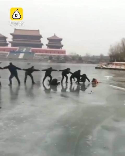  Chuyện ấm lòng ngày đông: Người dân nắm tay kết thành dây cứu hai mẹ con rơi xuống hồ băng - Ảnh 1.