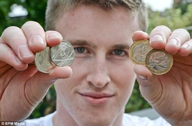 Chàng trai 20 tuổi kiếm hơn 2 tỉ đồng một năm nhờ bỏ hết việc đi bán tiền xu - Ảnh 1.