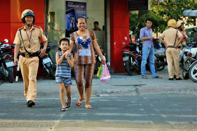  Nhiều người Sài Gòn không biết đi bộ sai luật có thể bị phạt tù đến 15 năm  - Ảnh 1.