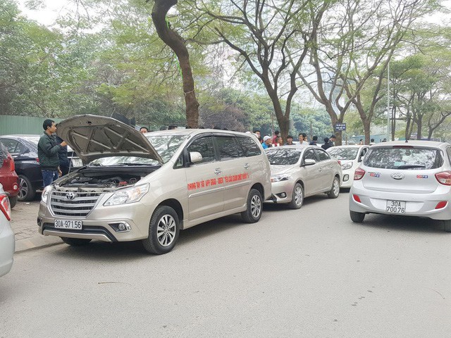  Hàng trăm xe ô tô tuần hành trên đường phố Hà Nội đòi Grab giảm tỷ lệ ăn chia  - Ảnh 2.