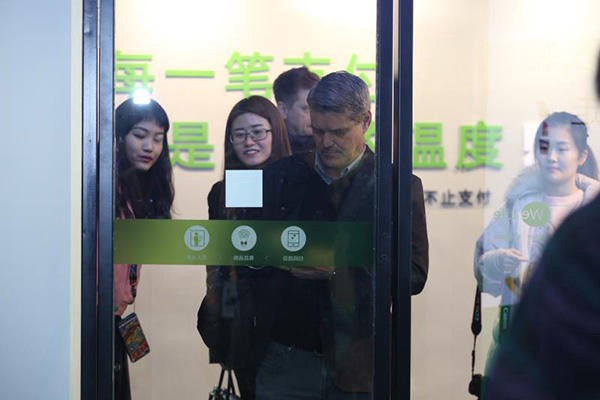 Nối gót Amazon Go, Wechat mở cửa hàng tiện lợi tự phục vụ đầu tiên ở Thượng Hải - Ảnh 2.