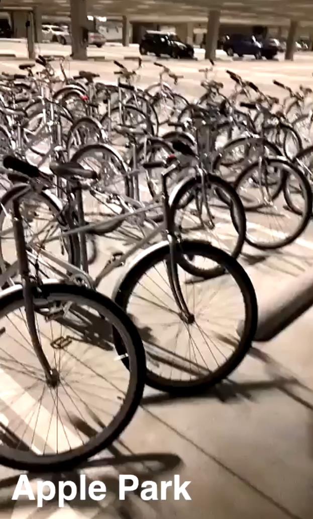 Xuất hiện cả trăm chiếc xe đạp không nhãn hiệu trong trụ sở mới của Apple? Phải chăng CEO Tim Cook đang chuyển hướng kinh doanh? - Ảnh 1.