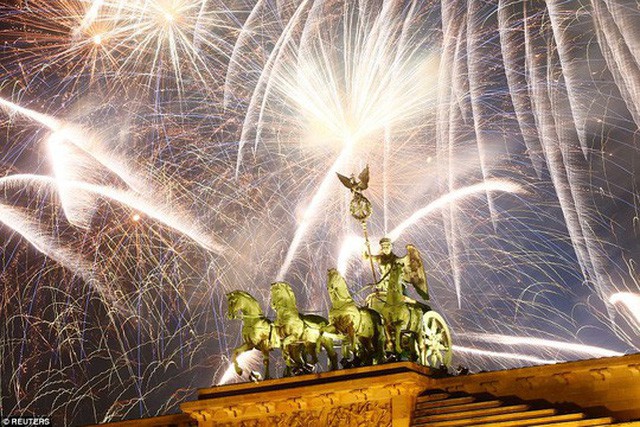 Châu Âu bắn pháo hoa chào năm 2018 - Ảnh 15. Châu Âu bắn pháo hoa chào năm 2018 - Ảnh 15.