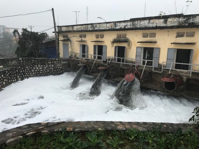 Dòng sông tuyết ở Hà Nam: Bọt trắng bay cả vào nhà - Ảnh 3.