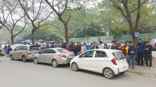  Hàng trăm xe ô tô tuần hành trên đường phố Hà Nội đòi Grab giảm tỷ lệ ăn chia  - Ảnh 3.