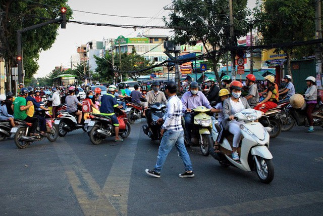  Nhiều người Sài Gòn không biết đi bộ sai luật có thể bị phạt tù đến 15 năm  - Ảnh 4.