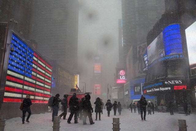 New York như hành tinh khác trong trận bão tuyết khiến nước Mỹ lạnh hơn sao Hỏa - Ảnh 5.