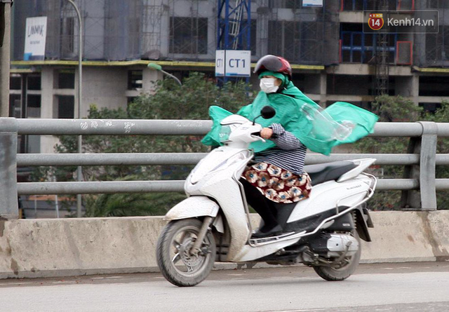 Hà Nội: Gió rét thổi mạnh, nhiều người chạy xe máy bị quật chao đảo trên đường phố - Ảnh 7.