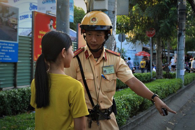  Nhiều người Sài Gòn không biết đi bộ sai luật có thể bị phạt tù đến 15 năm  - Ảnh 7.